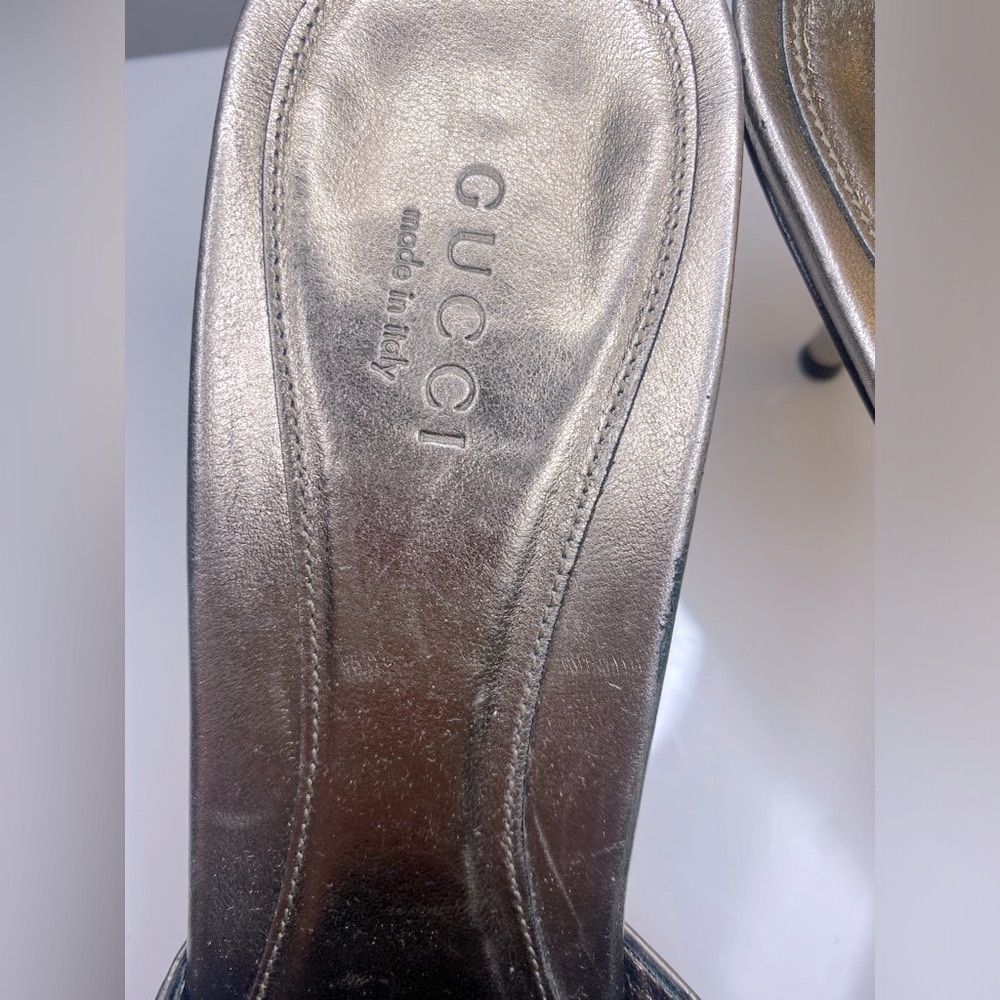 GUCCI HORSEBIT PRINTED MONOGRAM METAL KITTEN HEEL SLIDES - Picture 5 of 6